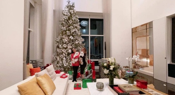 Vào dịp Giáng sinh, căn biệt thự được trang hoàng lộng lẫy với một cây thông Noel lớn, xung quanh là những hộp quà đầy màu sắc. Ảnh: FB Minh Tuyết