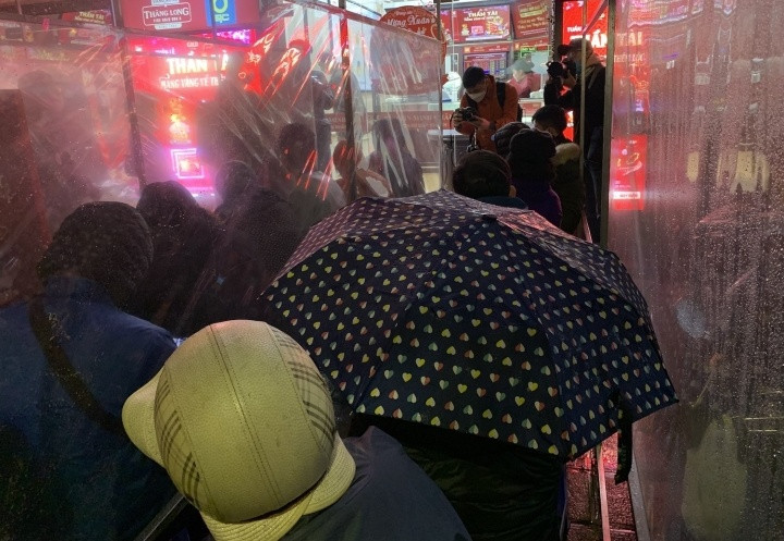 Các khách hàng đều cho biết đi từ sớm để mua vàng cầu may.