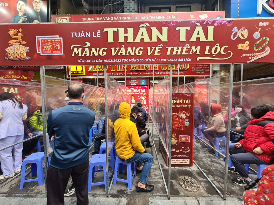 9h55, phố vàng Trần Nhân Tông vẫn "đông như kiến".