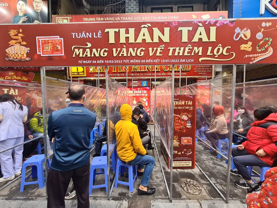 9h55, phố vàng Trần Nhân Tông vẫn "đông như kiến".