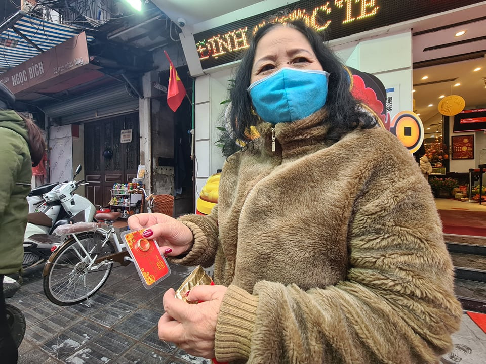 Một khách hàng vui mừng sau khi mua được sản phẩm ưng ý.