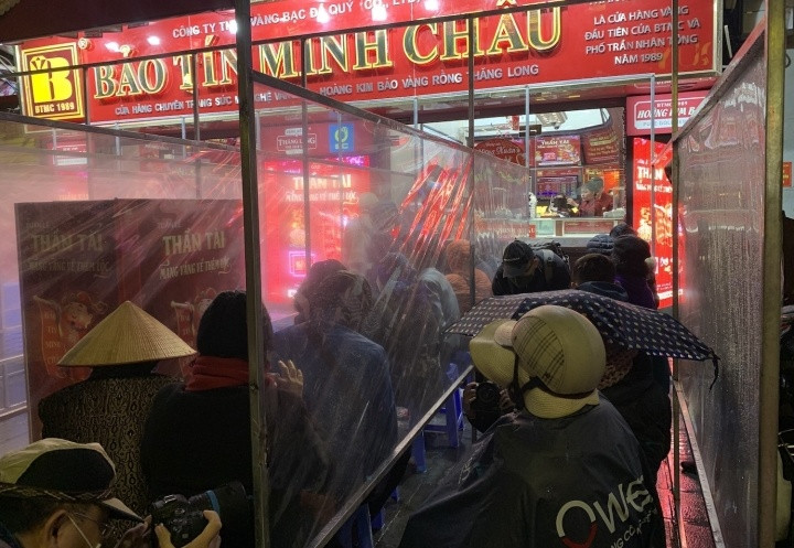 Từ khoảng hơn 3h sáng 10/2 (tức mùng 10 tháng Giêng, còn gọi ngày vía Thần Tài), phố vàng Trần Nhân Tông, quận Hai Bà Trưng (Hà Nội) đã có không ít người dân đứng trước cửa hàng chờ mua vàng.