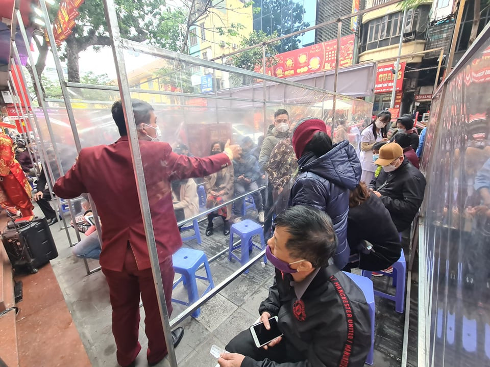 Để chủ động phòng tránh dịch, đơn vị kinh doanh vàng đã bố trí vách ngăn, giữ an toàn cho khách trong lúc xếp hàng.