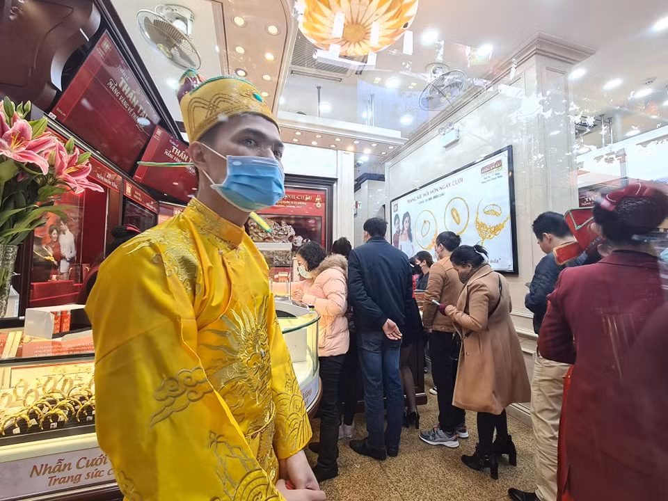 Cửa hàng cũng chuẩn bị đón khách từ sớm.