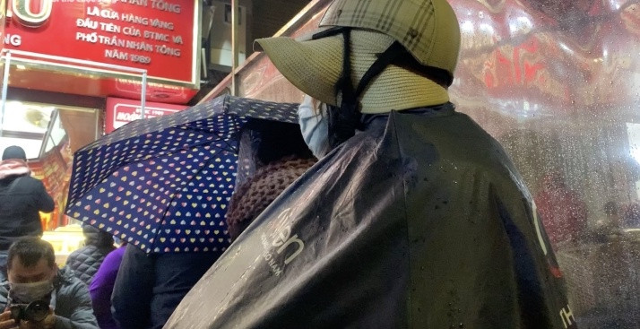 Một vị khách cho biết, dù đắt hay rẻ cũng chỉ mua 2 chỉ vàng với hy vọng sẽ gặp may mắn tài lộc cho cả năm.