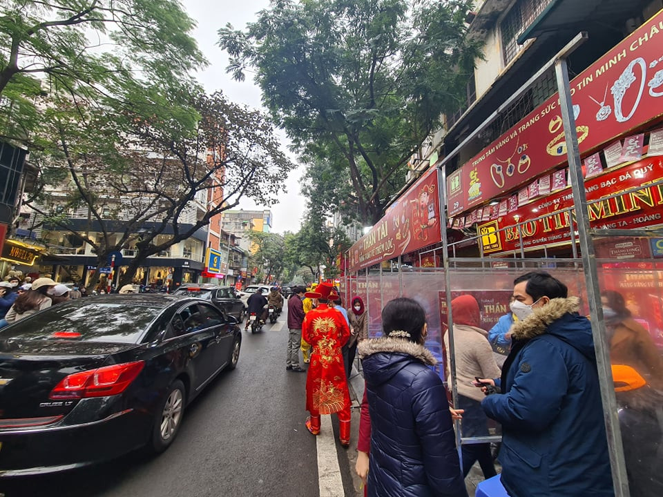 Không khí sôi động trên phố Trần Nhân Tông.