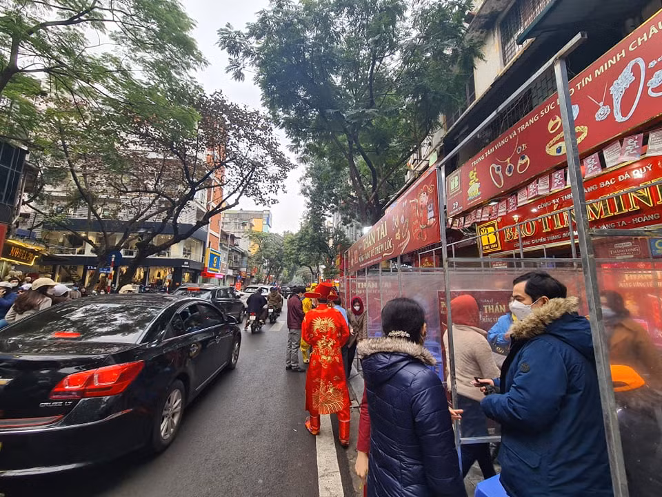 Không khí sôi động trên phố Trần Nhân Tông.