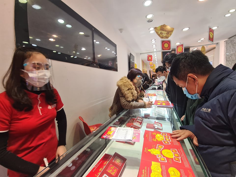 Bên trong cửa hàng Doji Trần Nhân Tông cũng tấp nập khách mua.