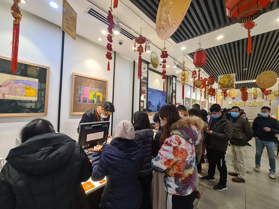 Gần 10h sáng, vàng bạc Phú Quý - Trần Nhân Tông rất đông khách.