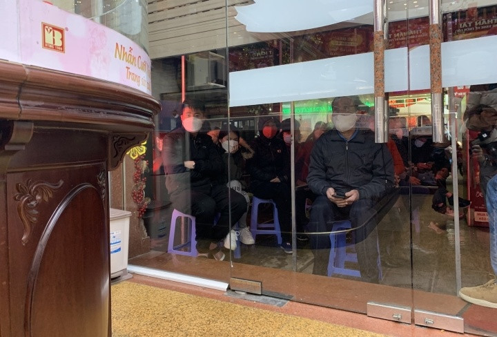 Càng về sáng, càng đông người đội mưa rét đến xếp hàng chờ mua vàng lấy may trong ngày vía Thần Tài. 