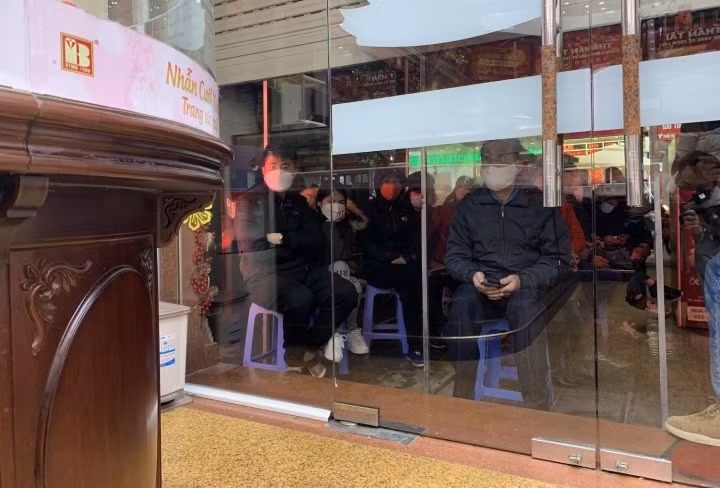 Càng về sáng, càng đông người đội mưa rét đến xếp hàng chờ mua vàng lấy may trong ngày vía Thần Tài. 