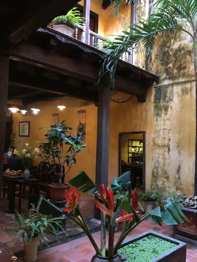 Những căn nhà ống xưa thường thiết kế cửa hàng ở tầng trệt và gia đình sinh hoạt ở tầng trên. Với nhiều tầng không gian sống, nhiều thế hệ có thể sống chung dưới một mái nhà.