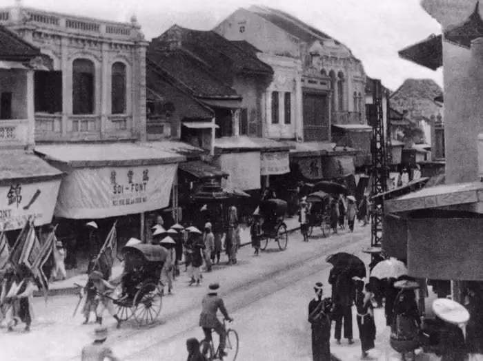 Những ngôi nhà ống cũ được xây từ trước năm 1954, thường gồm 2 tầng, thiết kế kéo dài về sau với mặt tiền hẹp từ 2-5m. Trên nền đất cũ, nhà ống ngày nay được xây cao hơn, thậm chí lên tới 12 tầng.