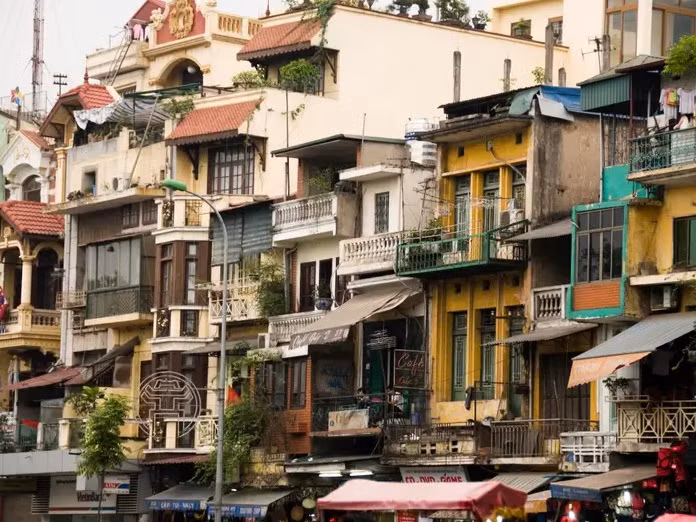 Insider cho biết, những ngôi nhà đặc trưng trên đường phố ở thủ đô Hà Nội được sơn đủ mọi loại màu sắc. Chúng có thể chỉ rộng chưa tới 2m.