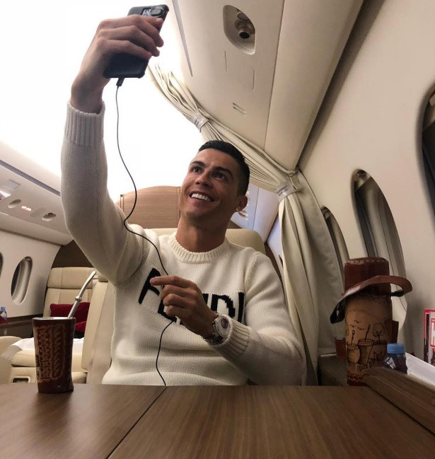 Chuyên cơ Gulfstream G200 của Cristiano Ronaldo có wifi, lò nướng và tủ lạnh.