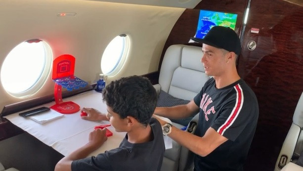 Hiện, chưa rõ Cristiano Ronaldo rao bán chiếc máy bay này với giá bao nhiêu.