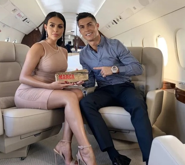Ronaldo và bạn gái thường xuyên sử dụng chuyên cơ riêng bay vòng quanh châu Âu.