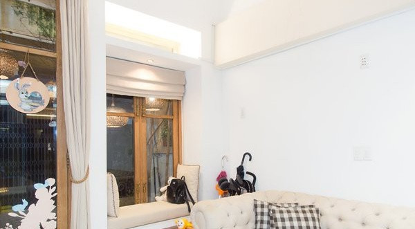 Căn nhà gồm 5 tầng với gam màu trắng chủ đạo. Ảnh: Vietnamnet