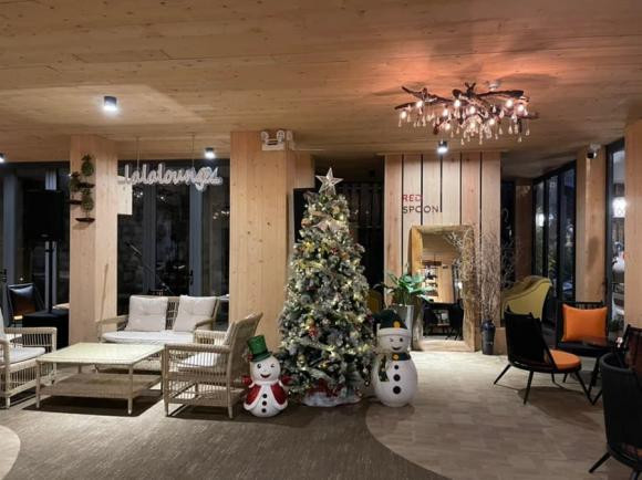 Biệt thự có 3 tầng: tầng trệt được bố trí như một phòng khách lớn, là nơi để mọi người có thể ngồi thư giãn. Ảnh: FBNV