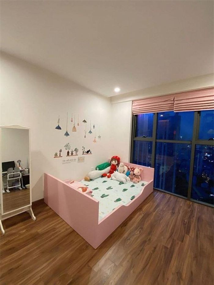 Phòng ngủ của con gái diễn viên Hương Giang có tông trắng, hồng nữ tính.