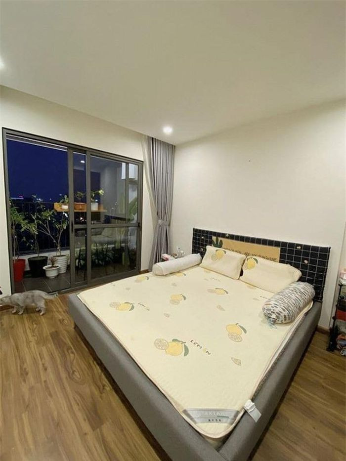 Phòng ngủ có ban công rộng rãi giúp nữ diễn viên mỗi khi thức dậy có thể đón nắng sớm và ngắm cảnh thư giãn đầu óc.