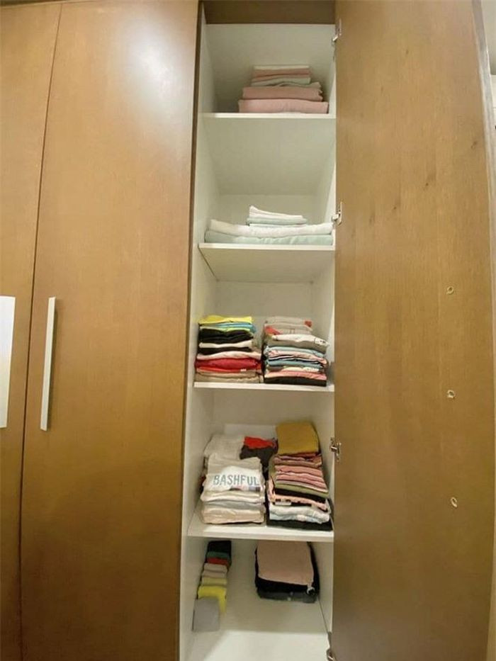 Quần áo được gấp gọn gàng.