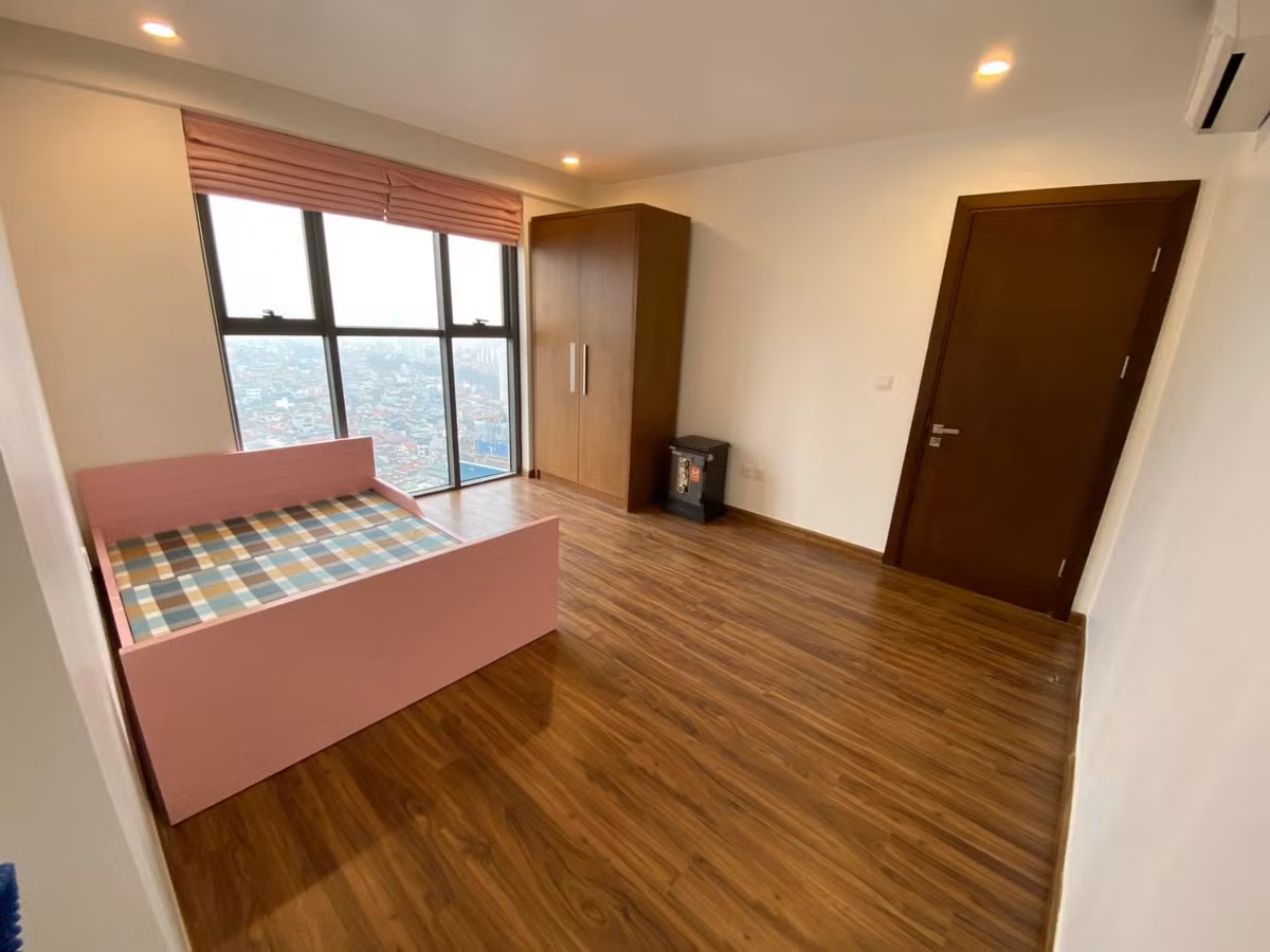 Cửa kính lớn giúp gia chủ ngắm cảnh thành phố từ trên cao. Nguồn ảnh: FBNV