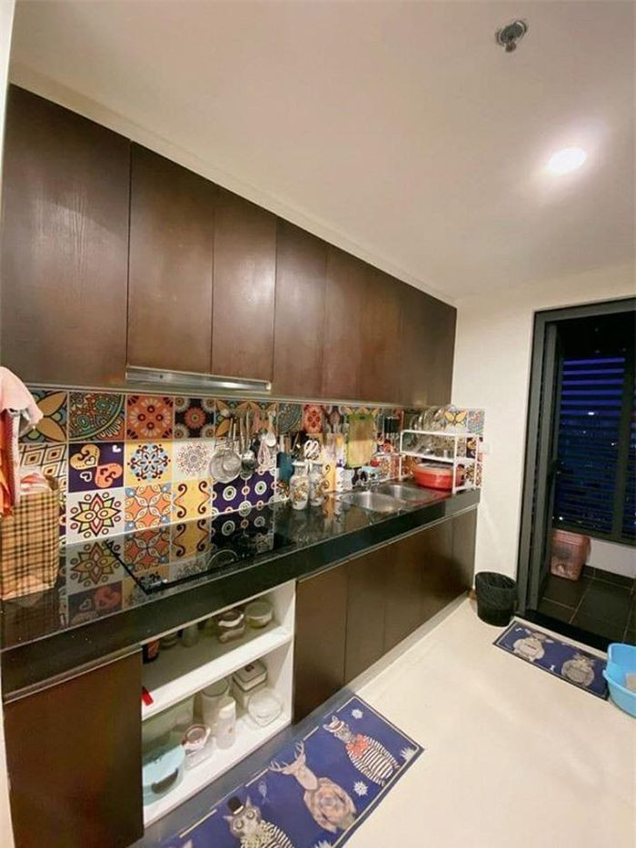 Khu bếp sinh động với hoa văn họa tiết nổi bật.