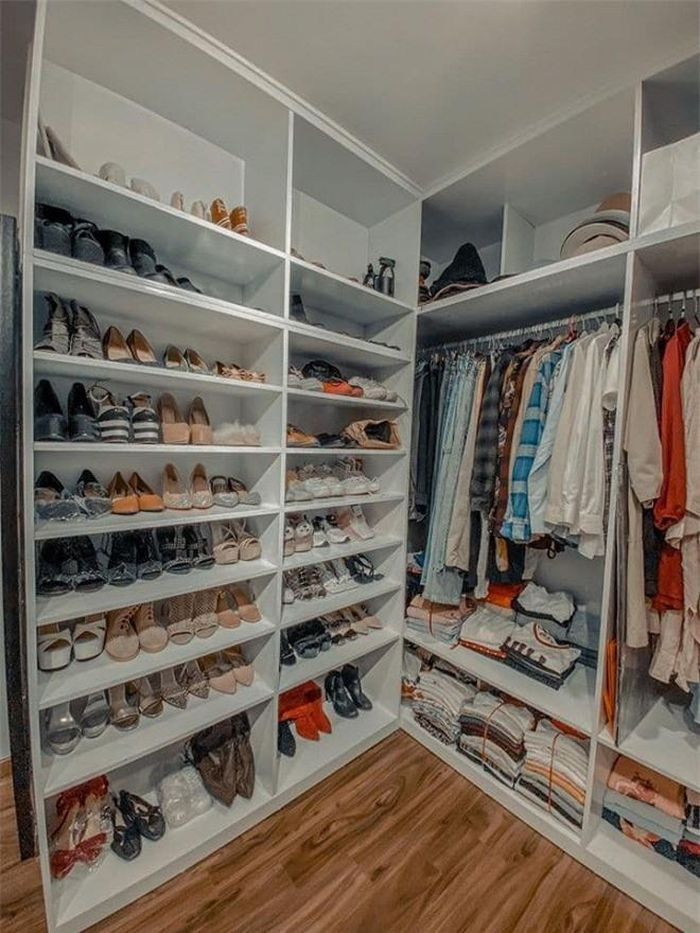 Khu vực để quần áo, giày dép của bạn gái Đình Tú bài trí như một cửa hàng thời trang.