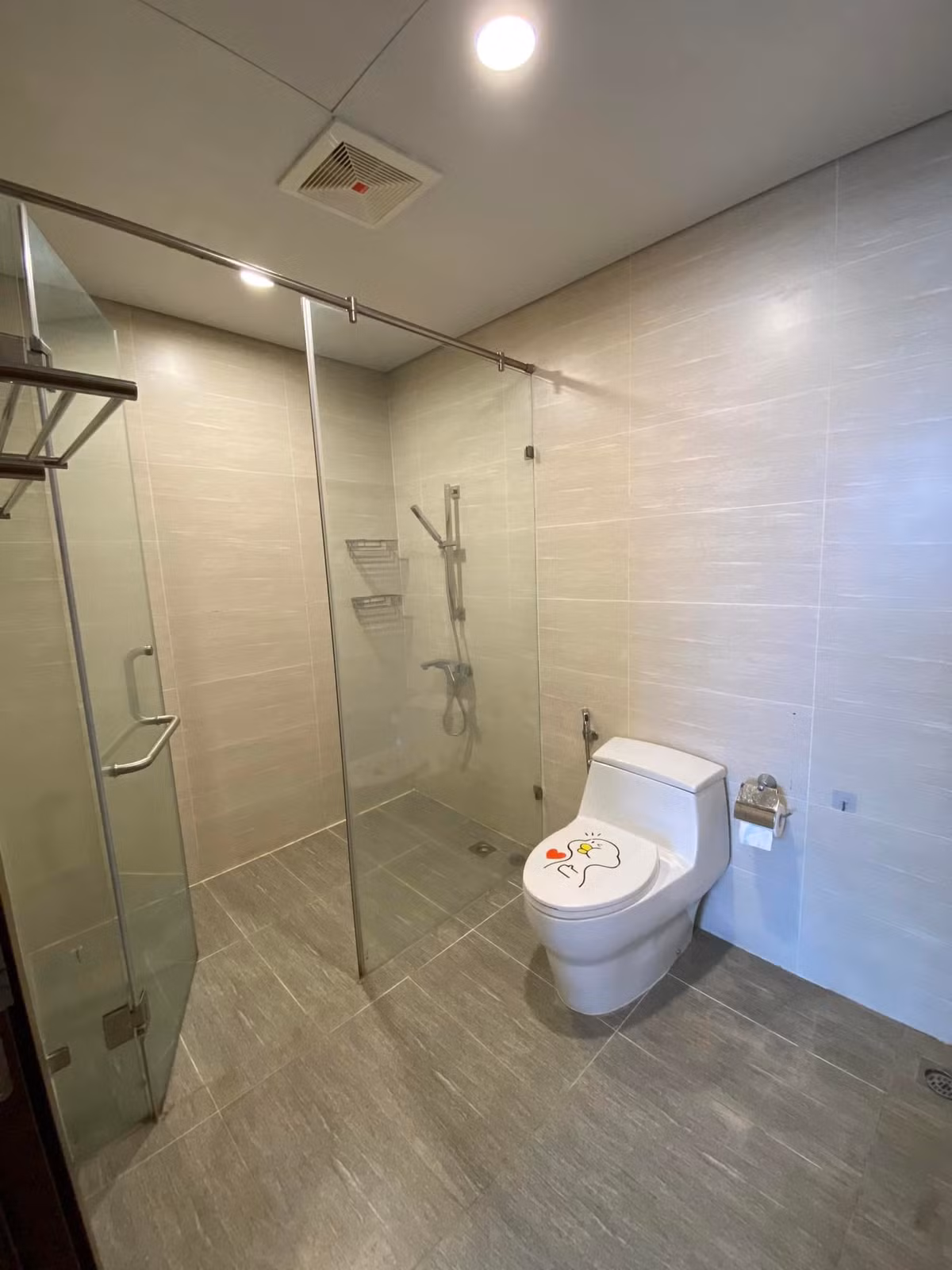 Phòng tắm sử dụng gam màu trắng chủ đạo.