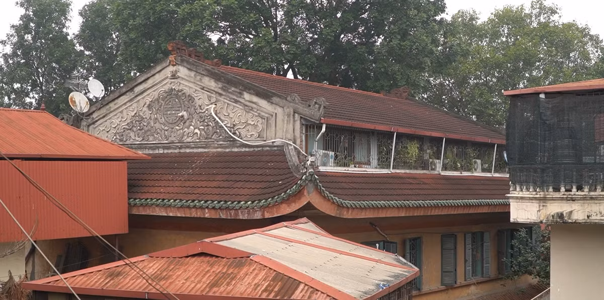 Người dân quen gọi đó là dinh thự Bảo Đại, bởi theo họ, khi thoái vị, vua Bảo Đại từng lui tới biệt thự sinh sống. Ảnh: Dân Việt