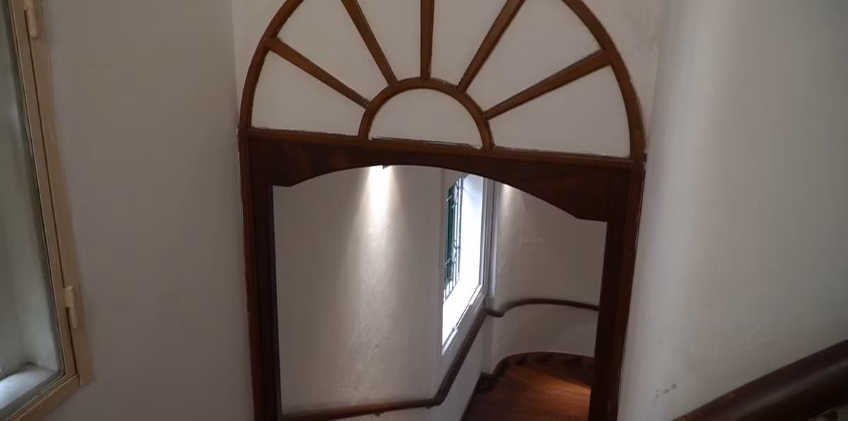 Nếu như bên ngoài mang kiến trúc đặc trưng của phương Đông thì ở bên trong lại hoàn toàn theo phong cách phương Tây. Ảnh: Dân Việt