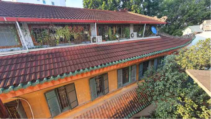 Toà nhà nổi bật với kiến trúc mái cung đình rồng phượng đặc trưng của phương Đông. Đây là các hoạ tiết chỉ bậc vua chúa mới được phép trang trí. Ảnh: Công luận