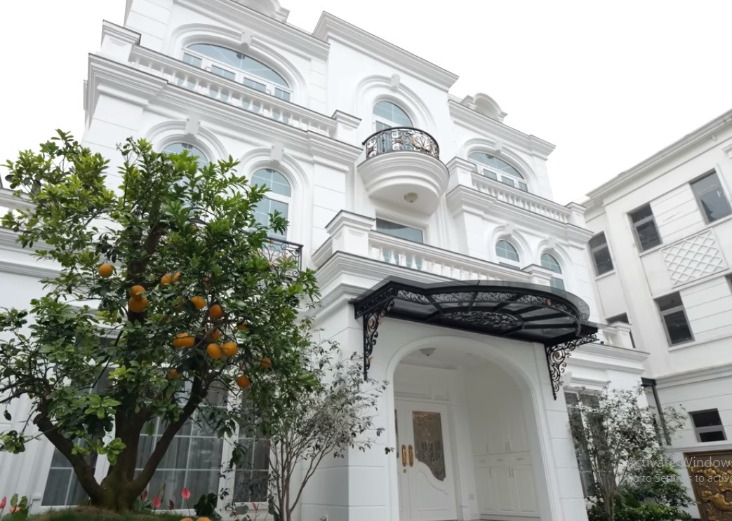 Đó là căn biệt thự đơn lập với gam màu trắng chủ đạo mang phong cách tân cổ điển.