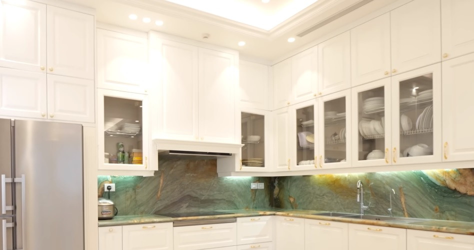 Khu vực bếp rất rộng và được ốp đá thạch anh.