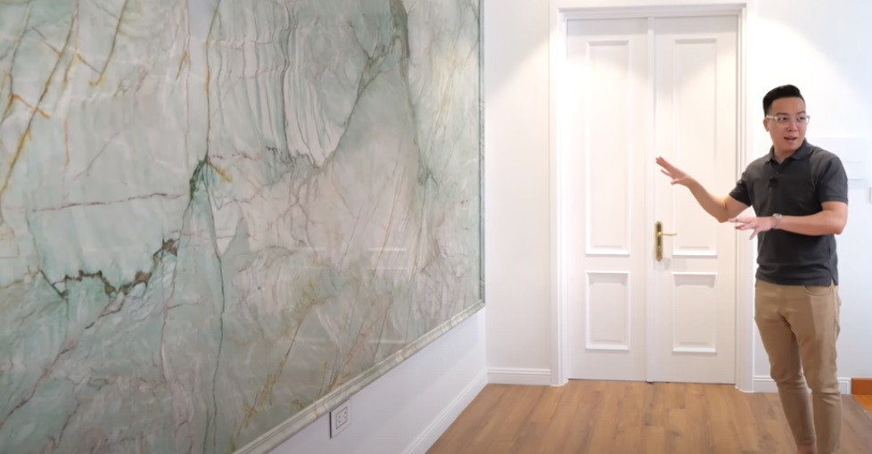 Tại hành lang tầng 2 cũng trưng bày một bức tranh đá cực kỳ hoành tráng.