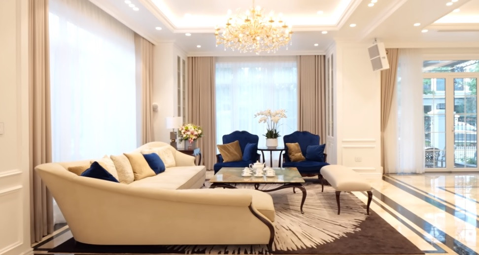 Phòng khách nổi bật với bộ sofa trị giá lên tới 1 tỷ đồng. Mặt bàn uống nước bằng đá thạch anh sang trọng.