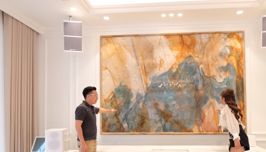 Đối diện phòng khách là không gian giải trí với bức tranh bằng đá thạch anh nhập khẩu từ Brazil, giá trị khoảng 1 tỷ đồng.