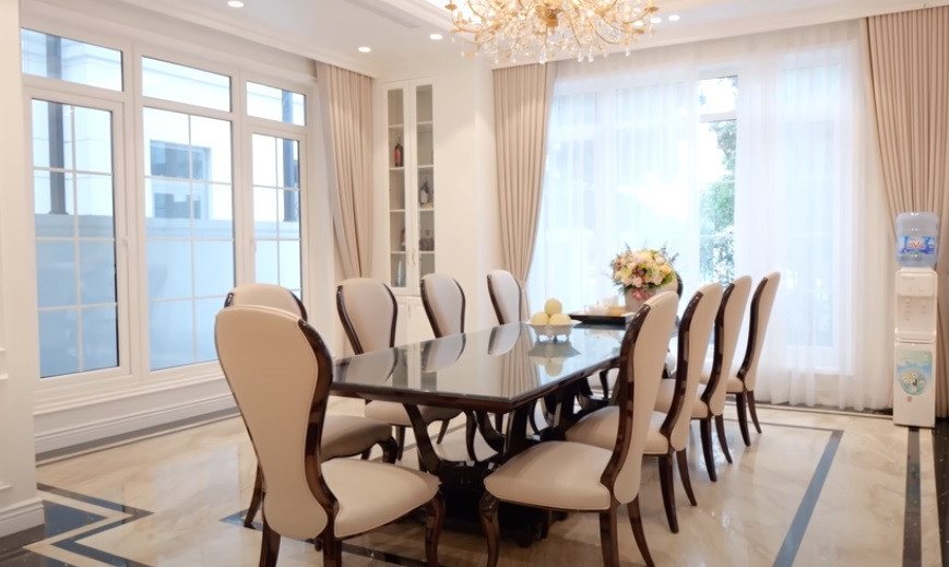 Bàn ăn rộng, đủ chỗ cho khoảng 10 người.