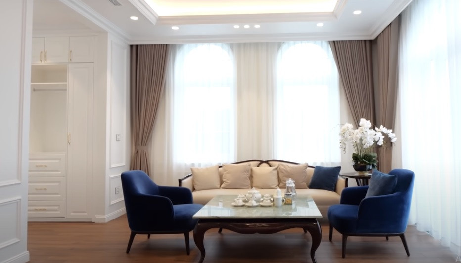 Trong phòng ngủ còn có cả khu vực sinh hoạt chung và ban công thoáng đãng.