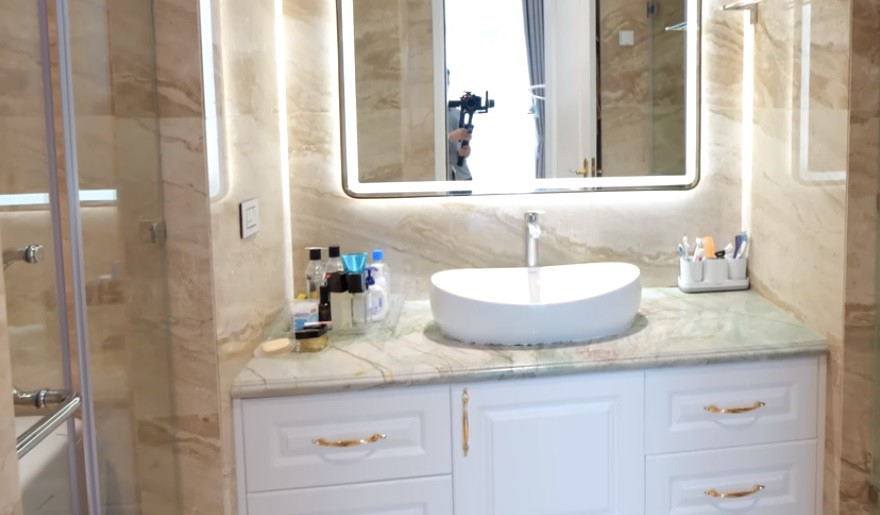 Phòng tắm được ốp đá tự nhiên và nội thất hiện đại. Nguồn ảnh: chụp màn hình NhaF