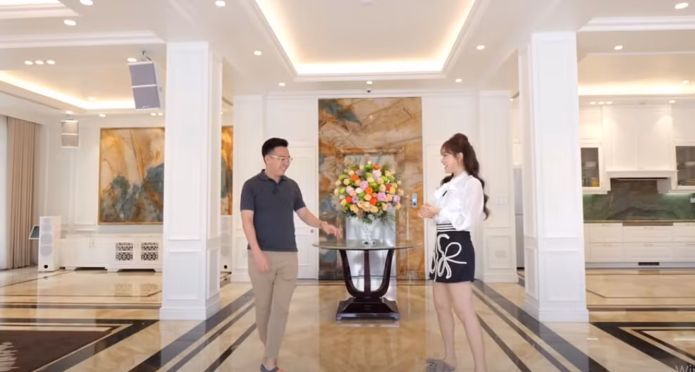 Bước vào bên trong căn biệt thự là không gian rộng rãi và thoáng đãng.