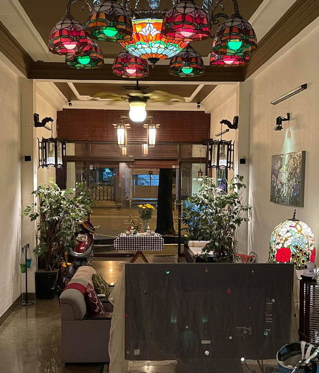 Nam ca sĩ ở trong một căn nhà khá khang trang, nằm ở mặt tiền một con phố lớn. Ảnh: Nhịp sống Việt