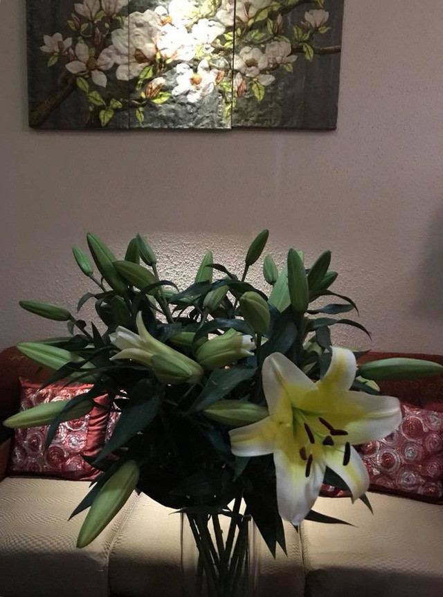 Giọng ca "Thương về miền Trung" thường xuyên trang trí ngôi nhà của mình bằng những lọ hoa tươi đẹp mắt. Ảnh: Công lý &amp; xã hội