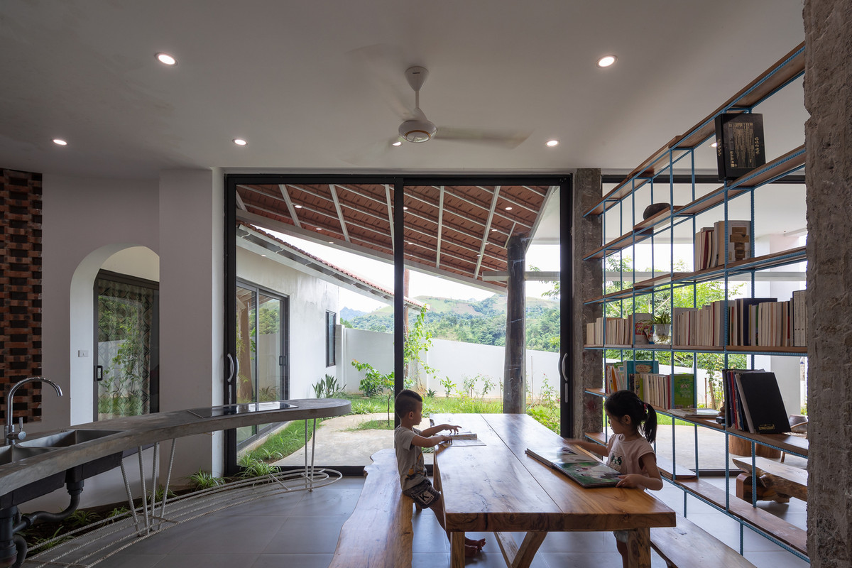 Theo đó, không gian ở của gia đình được đưa xuống phía dưới (tầng bán âm), nơi có thể nhìn ra những cánh đồng lúa.