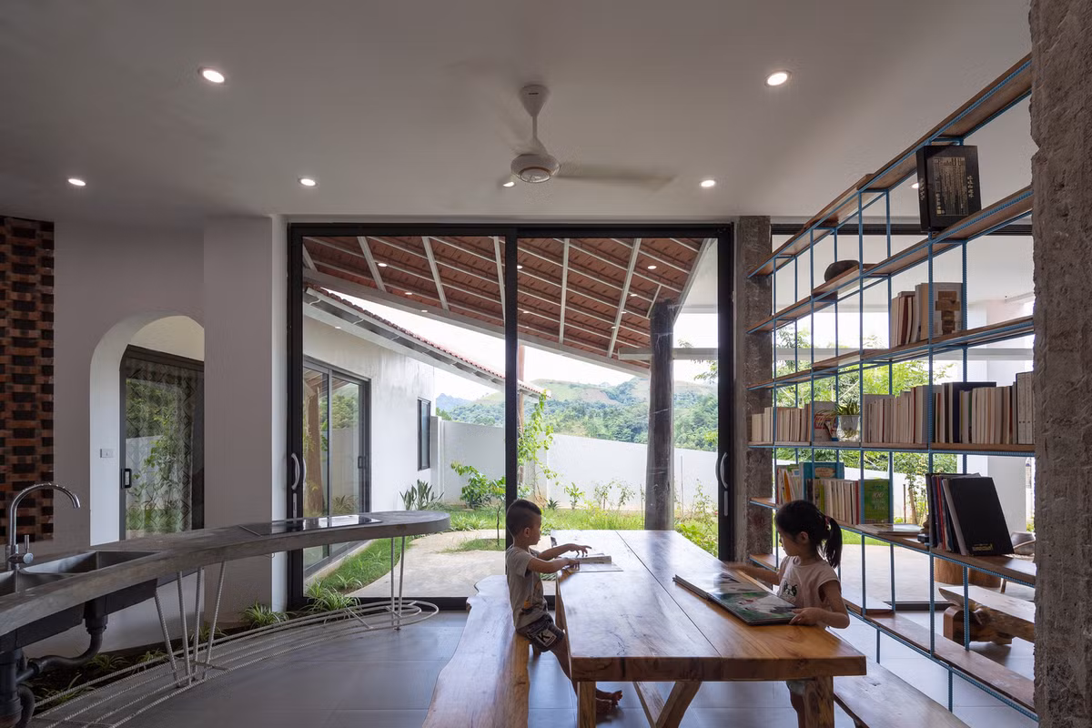 Theo đó, không gian ở của gia đình được đưa xuống phía dưới (tầng bán âm), nơi có thể nhìn ra những cánh đồng lúa.