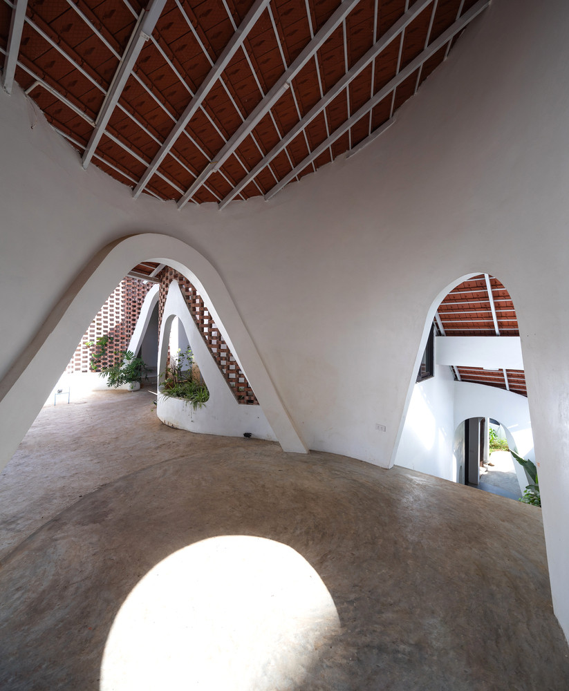 Khoảng sân phía trên dành cho khu nhà hàng và khoảng sân nhỏ phía dưới dành cho khu ở được tổ chức để thích ứng với nhiều chức khác nhau, riêng tư và đầy nắng gió.