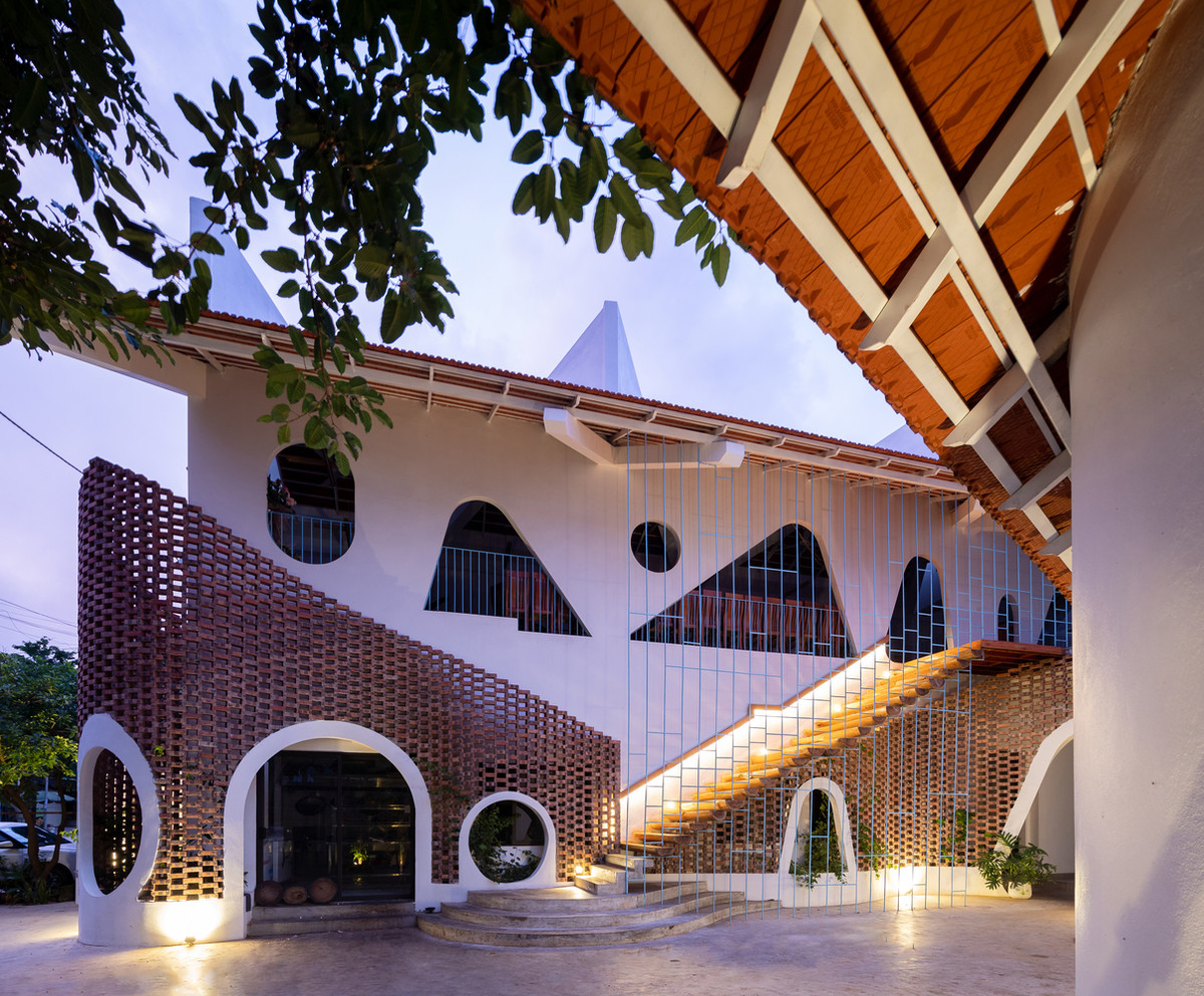 Phần mái của phòng hội trường đặt chéo 45 độ, đan xen với mái ngói của ngôi nhà cũ để từ đây tất cả các phòng chức năng đều lấy được ánh sáng, tầm nhìn ra các khoảng sân lớn nhỏ, dải đồi và ruộng bậc thang xung quanh.