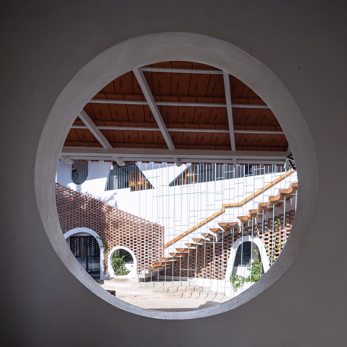 Màu đỏ của gạch mới và cũ hòa quyện tạo nên một cái gì đó đặc biệt nhưng hài hòa.