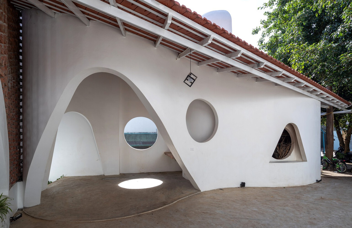 Việc tận dụng toàn bộ vật liệu cũ sẵn có tại địa phương và một phần vật liệu của ngôi nhà cũ giúp việc xây dựng trở nên đơn giản hơn, phù hợp với người dân địa phương, nơi vốn còn là huyện nghèo của tỉnh Sơn La.